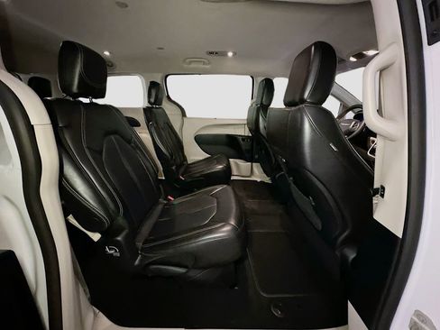 Certified 2024 Chrysler Pacifica Touring-L FWD image 35
