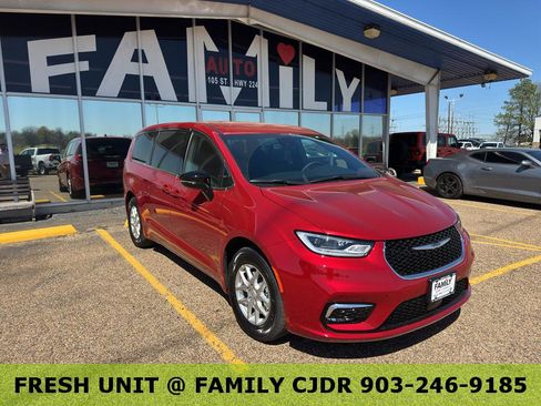 New 2026 Chrysler Pacifica Select image 1