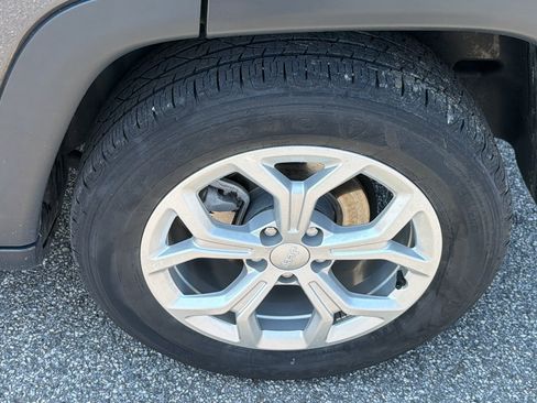 Used 2024 Jeep Compass Latitude AWD/4WD image 12