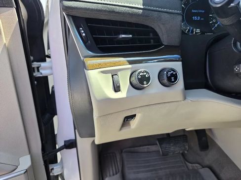 Used 2018 Cadillac Escalade Premium Luxury AWD/4WD image 28