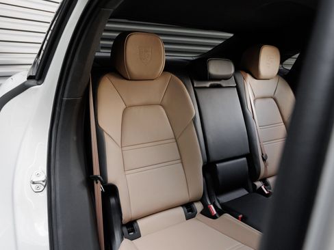 Certified 2025 Porsche Cayenne S AWD/4WD image 35