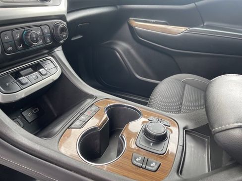 Used 2023 GMC Acadia SLE w/ Driver Convenience Package image 17