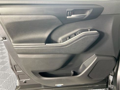 Used 2021 Toyota Highlander XLE image 19