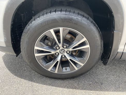 Used 2019 Toyota Highlander LE AWD/4WD image 9