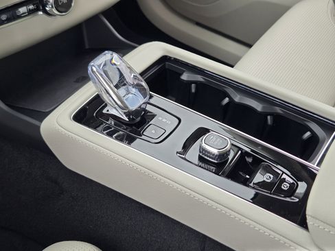 New 2026 Volvo XC90 T8 Ultra w/ Protection Package Premier AWD/4WD image 16