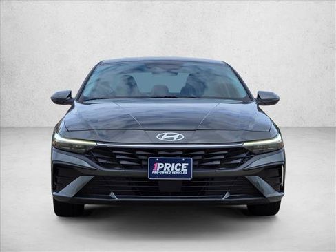 Used 2025 Hyundai Elantra Limited FWD image 2