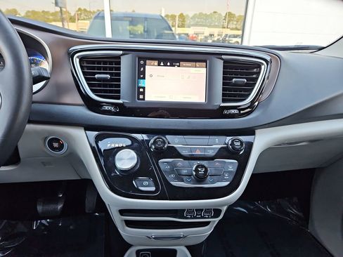 Used 2023 Chrysler Voyager LX image 15