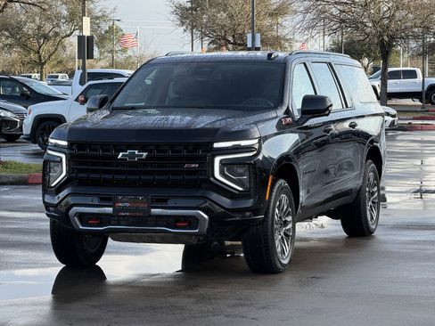 Used 2025 Chevrolet Suburban Z71 image 5