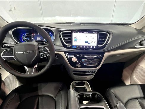Used 2024 Chrysler Pacifica Select image 17