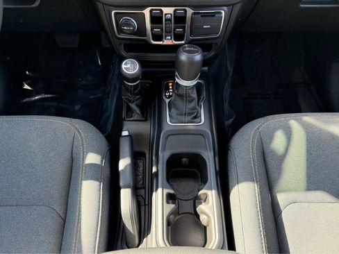 Used 2025 Jeep Gladiator Sport image 22