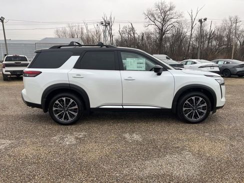 New 2026 Nissan Pathfinder Platinum image 2