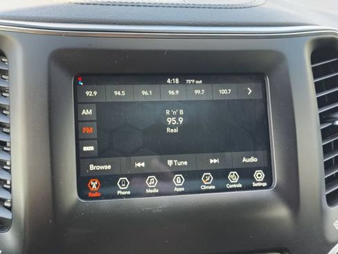 Used 2019 Jeep Cherokee Latitude Plus w/ Cold Weather Group AWD/4WD image 27