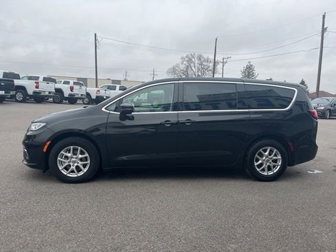 Used 2023 Chrysler Pacifica Touring-L FWD image 7