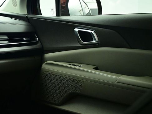 Certified 2025 Kia Carnival EX image 13