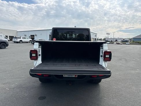 Used 2024 Jeep Gladiator Rubicon w/ Technology Group AWD/4WD image 18
