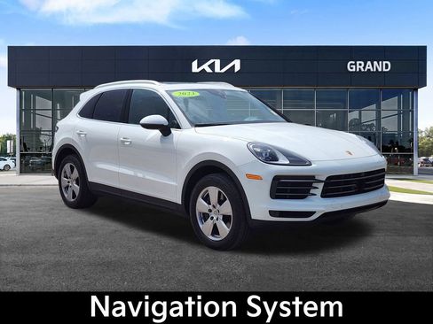 Used 2023 Porsche Cayenne Platinum Edition image 3