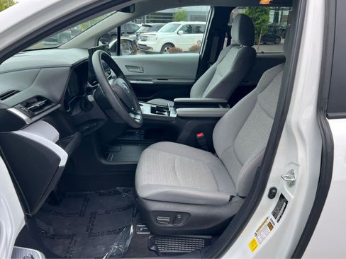 Used 2025 Toyota Sienna LE FWD image 26