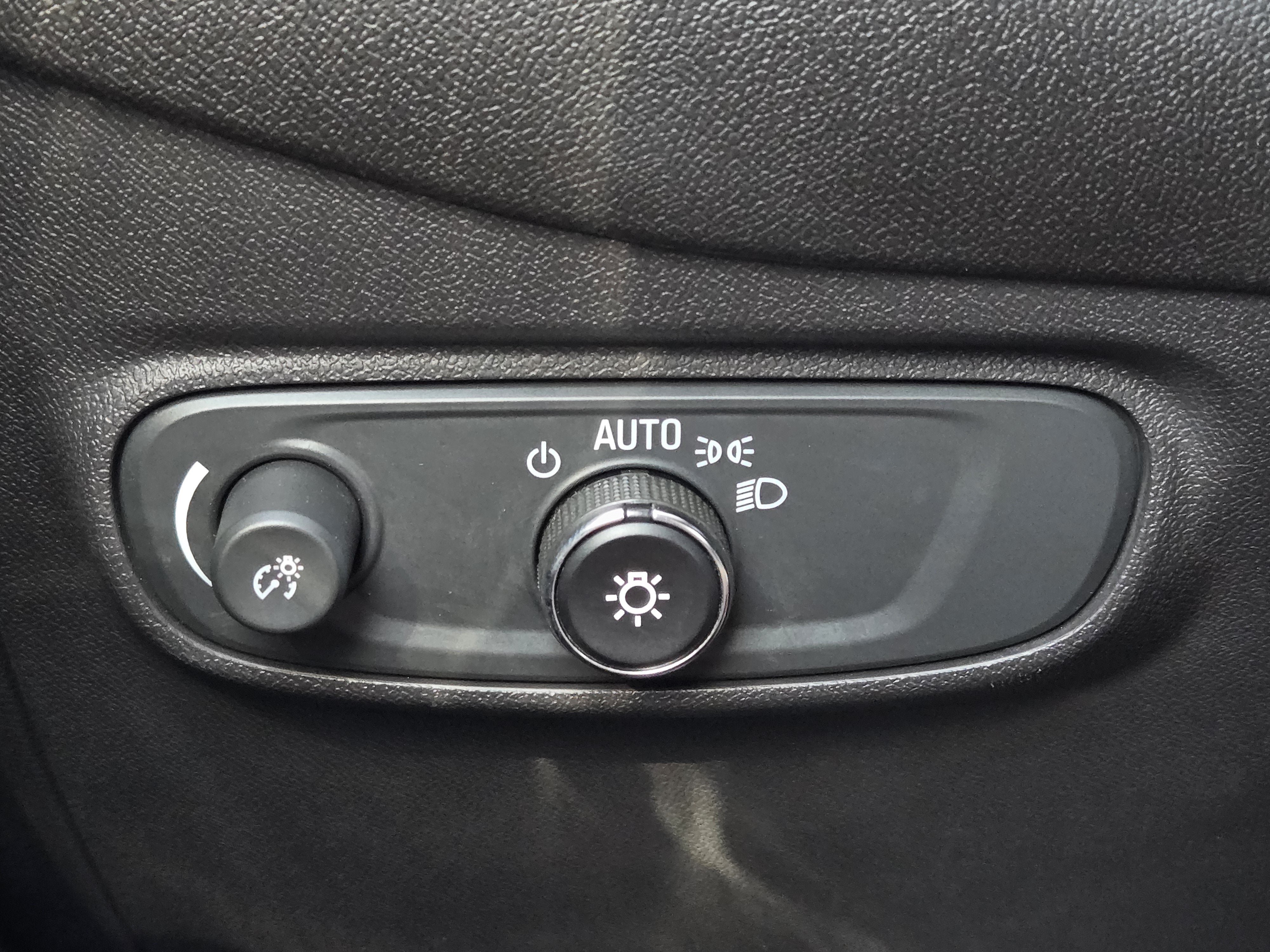 Used 2024 Chevrolet Equinox LS w/ Driver Confidence II Package FWD image 18