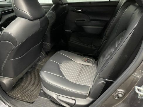 Used 2022 Toyota Highlander XSE image 17