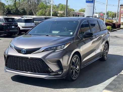 Used 2022 Toyota Sienna XSE FWD image 3