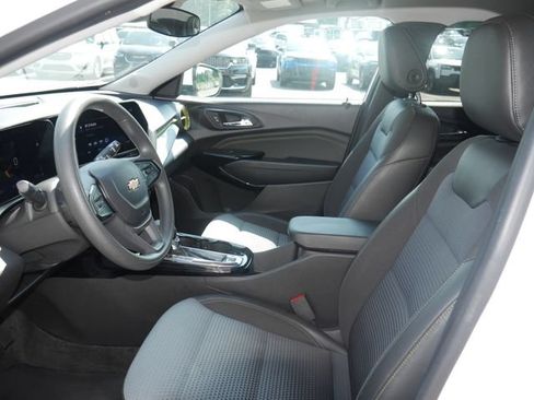 Used 2025 Chevrolet Trax LT FWD image 2