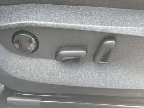 Used 2025 Volkswagen Taos SE FWD image 18