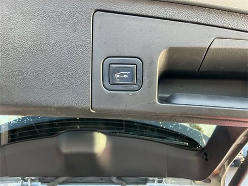 Certified 2023 Cadillac XT4 Luxury w/ Cold Weather Package image 17