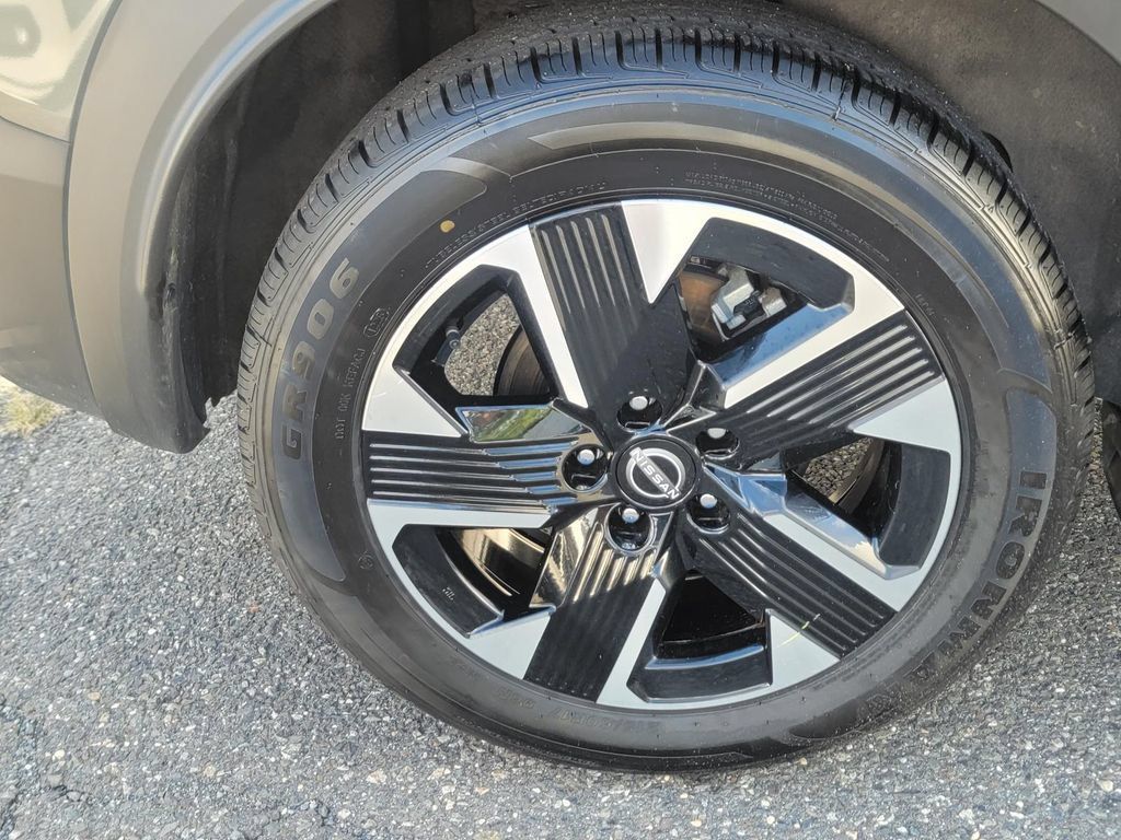 Used 2025 Nissan Kicks SV AWD/4WD image 9