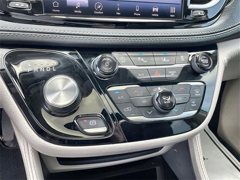Used 2023 Chrysler Pacifica Limited image 19