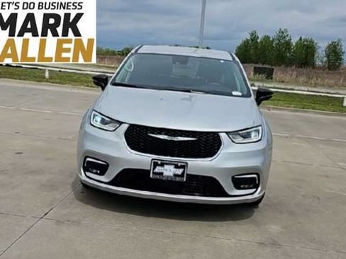 Used 2024 Chrysler Pacifica Touring-L FWD image 3