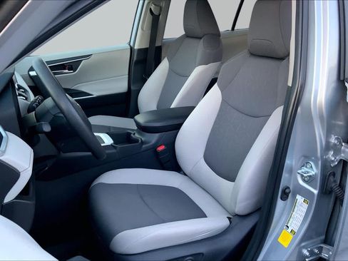 Used 2025 Toyota RAV4 XLE w/ Convenience Package FWD image 8