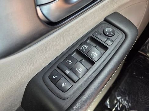 Used 2023 Chrysler Pacifica Touring-L FWD image 23