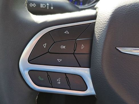 Used 2024 Chrysler Pacifica Touring-L image 17