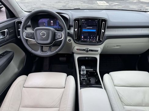 Certified 2023 Volvo XC40 B5 Ultimate w/ Protection Package Premier image 11