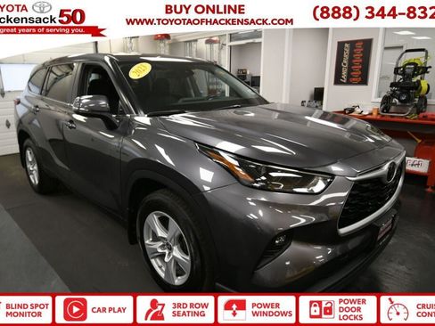 Used 2023 Toyota Highlander LE FWD image 1