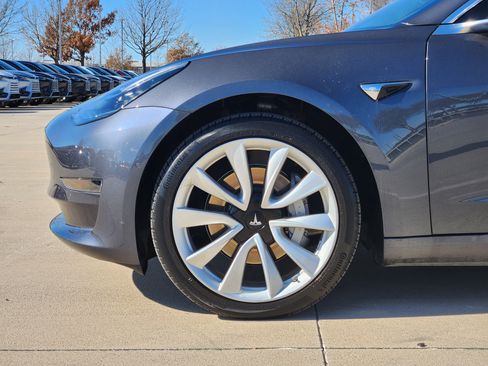 Used 2018 Tesla Model 3 Long Range image 9