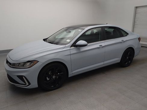 Used 2025 Volkswagen Jetta SE w/ Sunroof Package FWD image 2