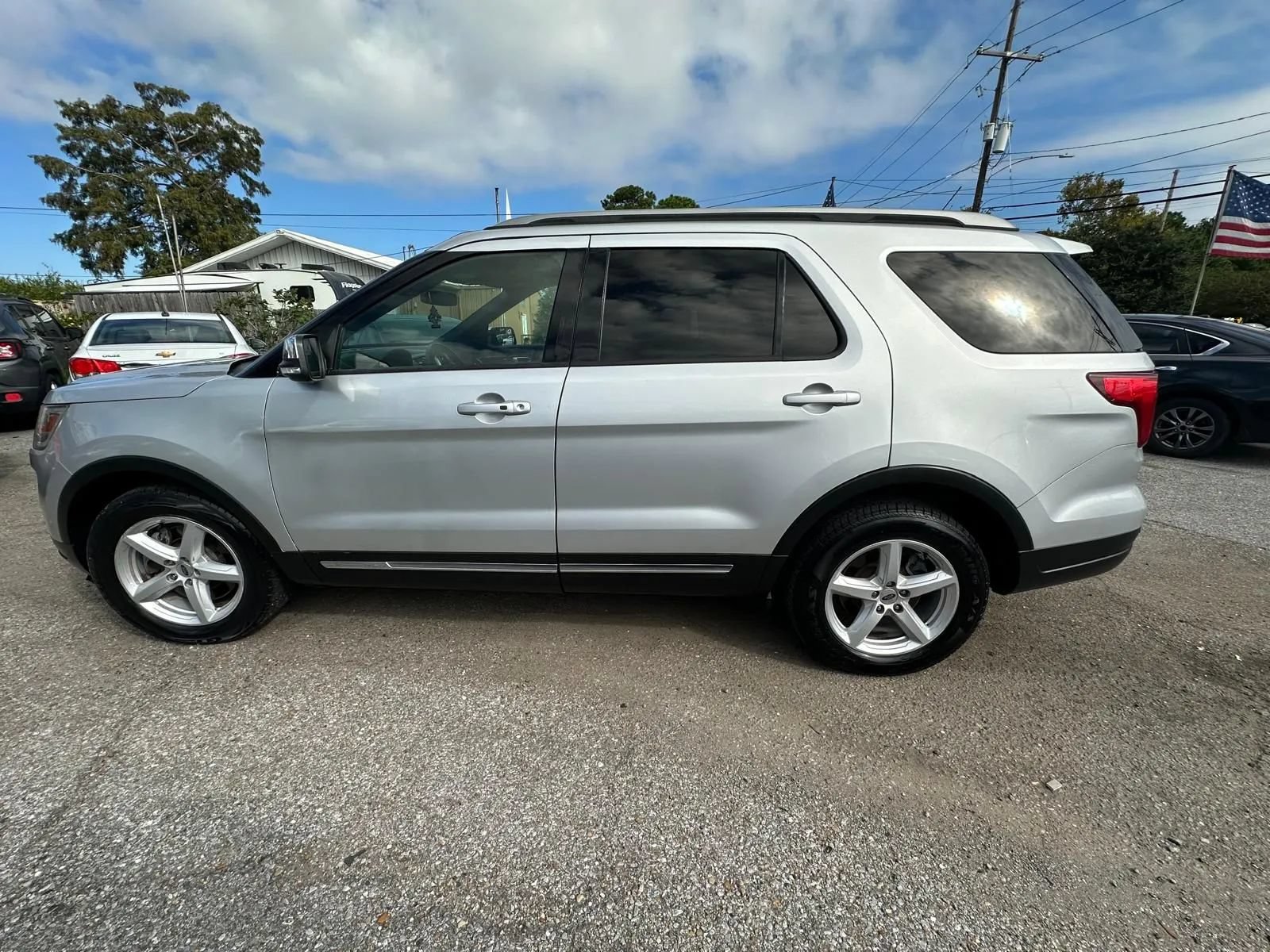 Used 2018 Ford Explorer XLT w/ Equipment Group 201A FWD image 4