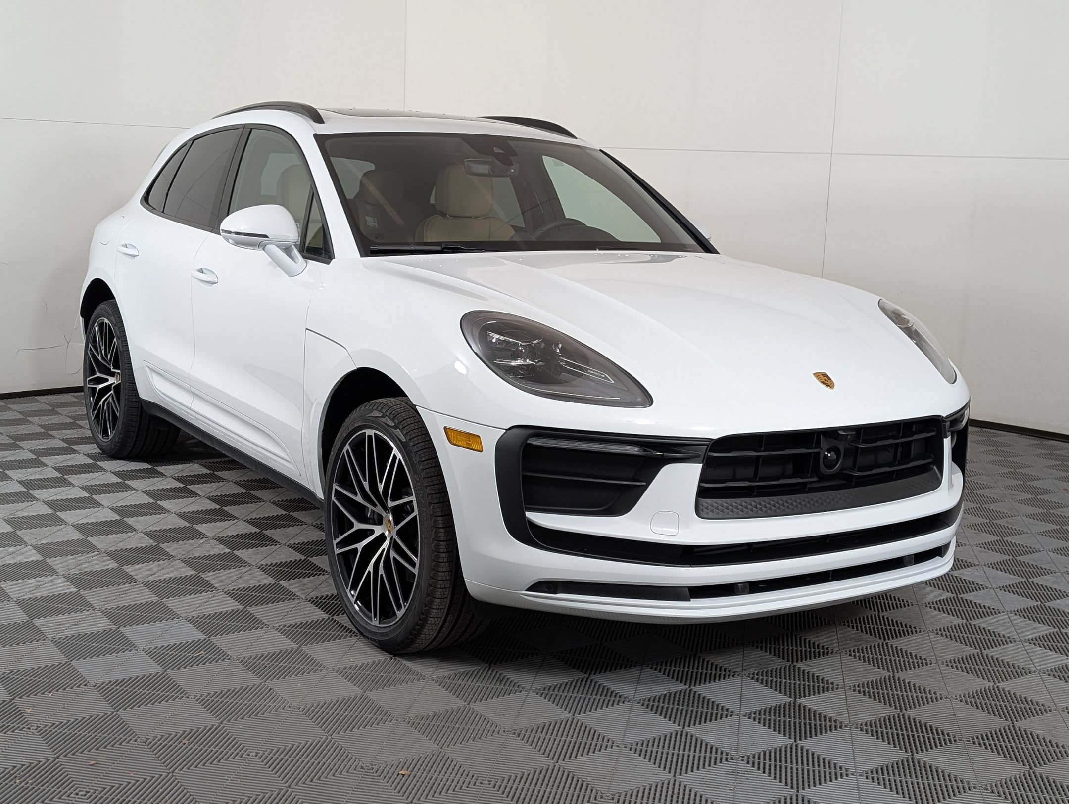 Certified 2026 Porsche Macan AWD/4WD image 8
