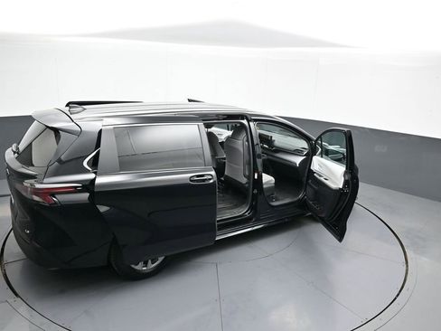 Certified 2025 Toyota Sienna LE image 45