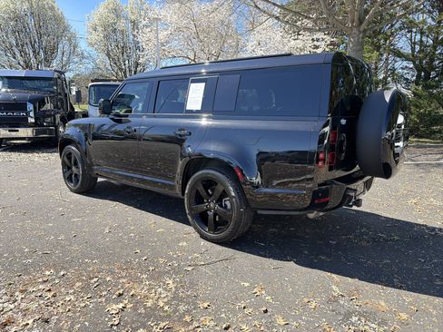 Used 2025 Land Rover Defender 130 X-Dynamic SE image 8