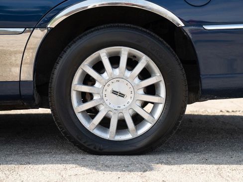 Used 2007 Lincoln Town Car Signature RWD image 9