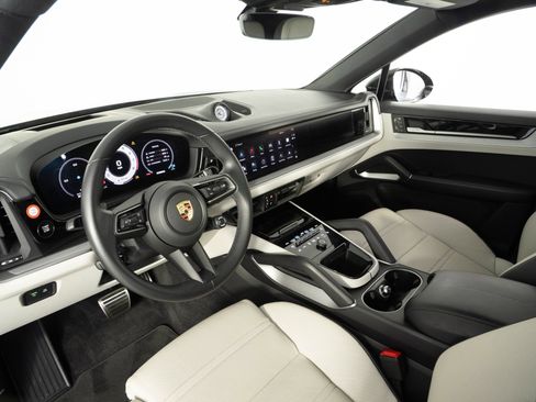 Certified 2024 Porsche Cayenne S AWD/4WD image 4