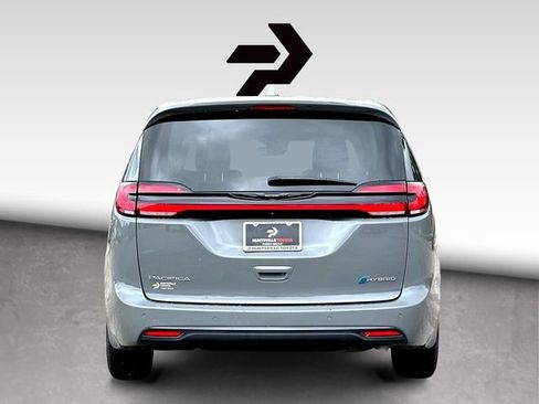 Used 2022 Chrysler Pacifica Touring-L w/ Uconnect Theater Family Group image 7