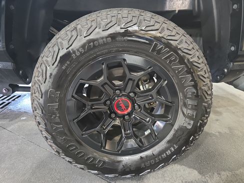 Used 2025 Toyota Tacoma TRD Pro AWD/4WD image 32