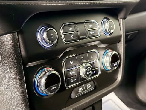 Used 2022 GMC Yukon XL SLE image 14