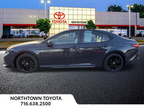 Used 2025 Toyota Camry SE w/ Convenience Package image 2