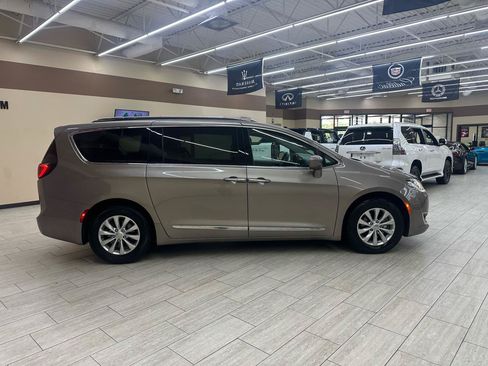 Used 2018 Chrysler Pacifica Touring-L Plus FWD image 4