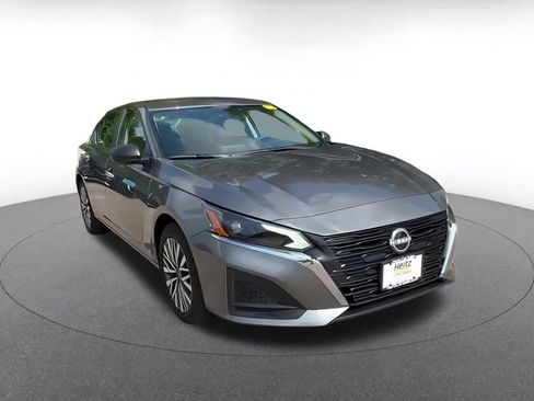 Used 2025 Nissan Altima 2.5 SV FWD image 3
