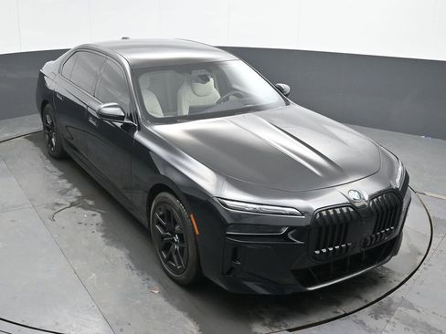Used 2023 BMW 760i xDrive w/ Executive Package AWD/4WD image 40